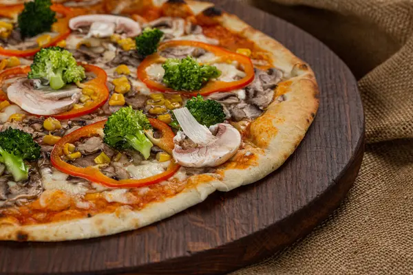 İtalyan pizzasına yakın plan jambon, yeşil zeytin ve roka.