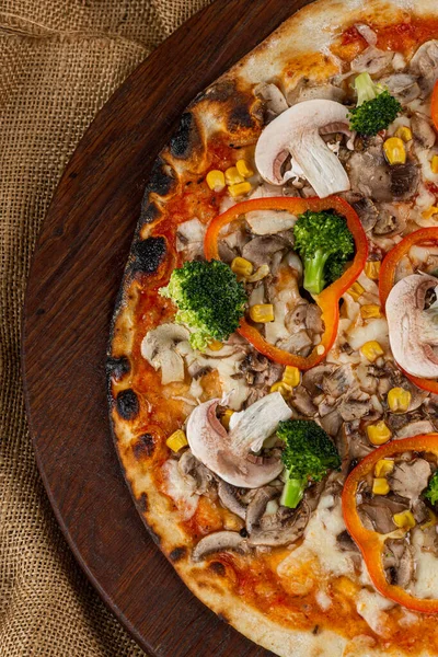 İtalyan pizzasına yakın plan jambon, yeşil zeytin ve roka.