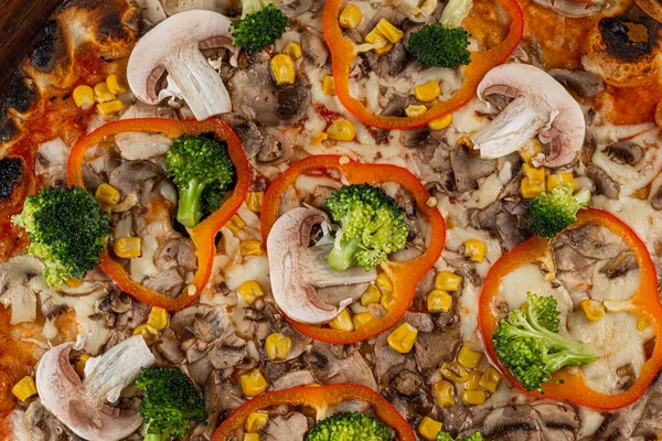 İtalyan pizzasına yakın plan jambon, yeşil zeytin ve roka.