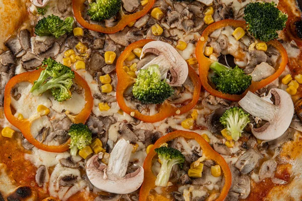 İtalyan pizzasına yakın plan jambon, yeşil zeytin ve roka.