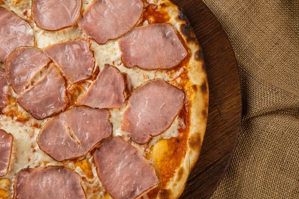 İtalyan pizzasına yakın plan jambon, yeşil zeytin ve roka.