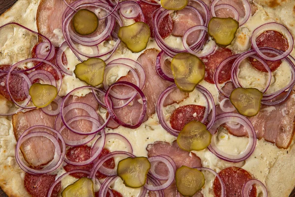 İtalyan pizzasına yakın plan jambon, yeşil zeytin ve roka.