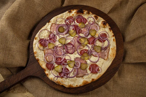 İtalyan pizzasına yakın plan jambon, yeşil zeytin ve roka.