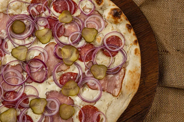 İtalyan pizzasına yakın plan jambon, yeşil zeytin ve roka.