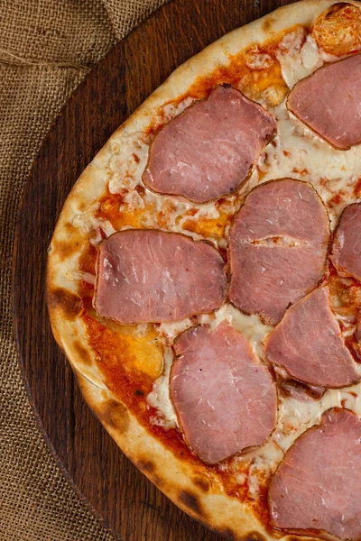 İtalyan pizzasına yakın plan jambon, yeşil zeytin ve roka.