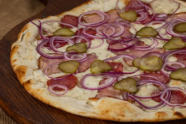İtalyan pizzasına yakın plan jambon, yeşil zeytin ve roka.