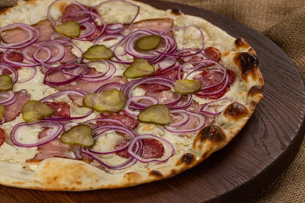İtalyan pizzasına yakın plan jambon, yeşil zeytin ve roka.