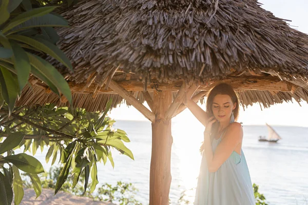 beyaz bikini daimi tropikal plaj yanındaki genç kadın