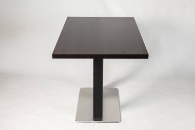 beyaz arkaplanda metallomit bacakları olan tablo