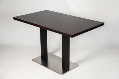 beyaz arkaplanda metallomit bacakları olan tablo