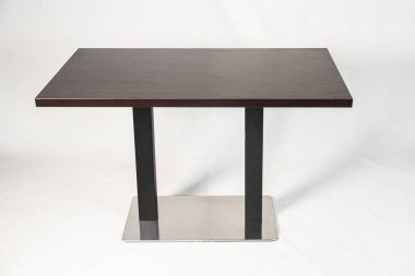 beyaz arkaplanda metallomit bacakları olan tablo