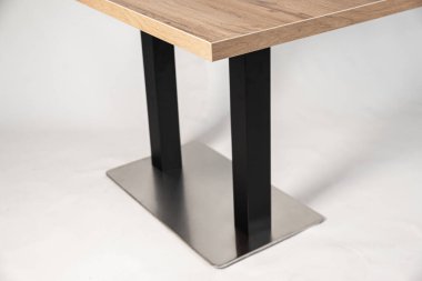 beyaz arkaplanda metallomit bacakları olan tablo