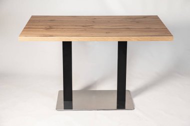 beyaz arkaplanda metallomit bacakları olan tablo