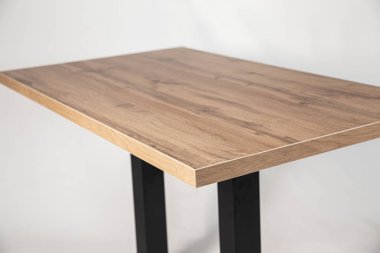 beyaz arkaplanda metallomit bacakları olan tablo