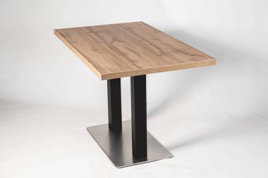 beyaz arkaplanda metallomit bacakları olan tablo