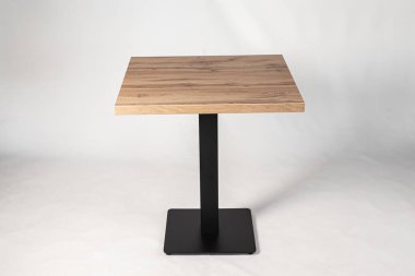 beyaz arkaplanda metallomit bacakları olan tablo