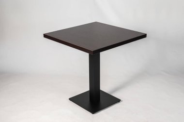 beyaz arkaplanda metallomit bacakları olan tablo