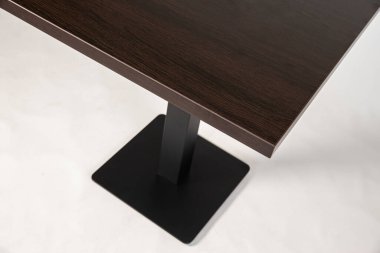 beyaz arkaplanda metallomit bacakları olan tablo