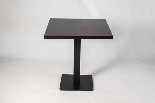 Tisch Mit Metallbeinen Auf Weißem Hintergrund — Stockfoto