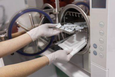 Diş hekiminde ekipman ve diş aletleri. Aletler yakın plan. Dişçilik