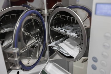 Diş hekiminde ekipman ve diş aletleri. Aletler yakın plan. Dişçilik