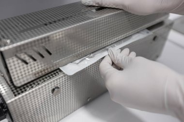 Diş hekiminde ekipman ve diş aletleri. Aletler yakın plan. Dişçilik