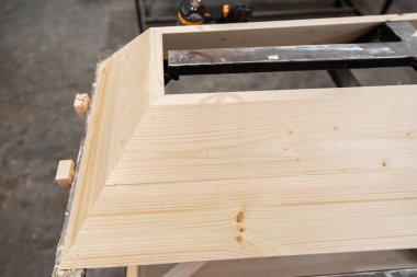 Ahşap endüstrisi. Daire şeklinde testere. Ahşap kesme makinesi yakın çekim fotoğrafı. Üretimde odun kesiyorum. Ahşap ürünlerin üretimi. Boşluğu kopyala