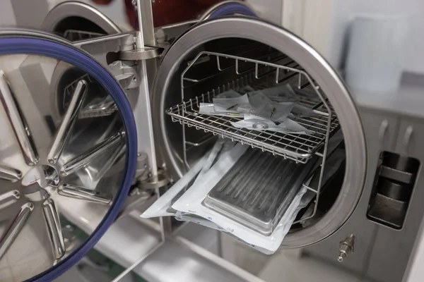 Diş hekiminde ekipman ve diş aletleri. Aletler yakın plan. Dişçilik