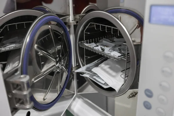 Diş hekiminde ekipman ve diş aletleri. Aletler yakın plan. Dişçilik