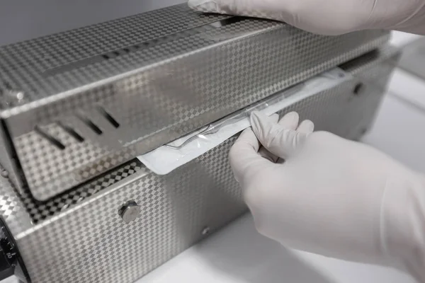 Diş hekiminde ekipman ve diş aletleri. Aletler yakın plan. Dişçilik