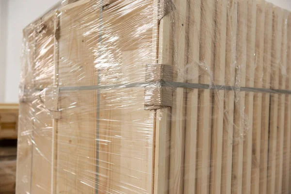 Ahşap endüstrisi. Daire şeklinde testere. Ahşap kesme makinesi yakın çekim fotoğrafı. Üretimde odun kesiyorum. Ahşap ürünlerin üretimi. Boşluğu kopyala