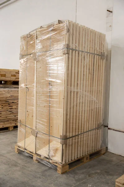 Ahşap endüstrisi. Daire şeklinde testere. Ahşap kesme makinesi yakın çekim fotoğrafı. Üretimde odun kesiyorum. Ahşap ürünlerin üretimi. Boşluğu kopyala