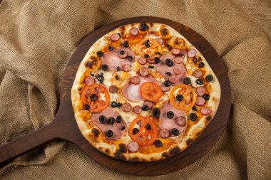 Tahta masada bir dilim sıcak pizza.