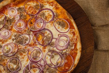 Tahta masada bir dilim sıcak pizza.