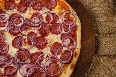 Tahta masada bir dilim sıcak pizza.