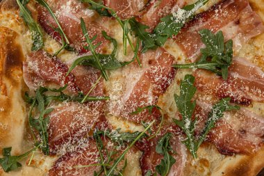 Tahta masada bir dilim sıcak pizza.