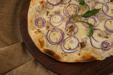 Tahta masada bir dilim sıcak pizza.