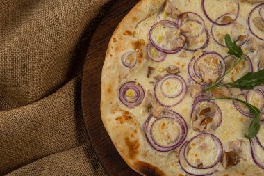 Tahta masada bir dilim sıcak pizza.