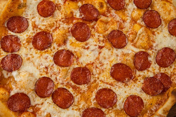 Tahta masada bir dilim sıcak pizza.