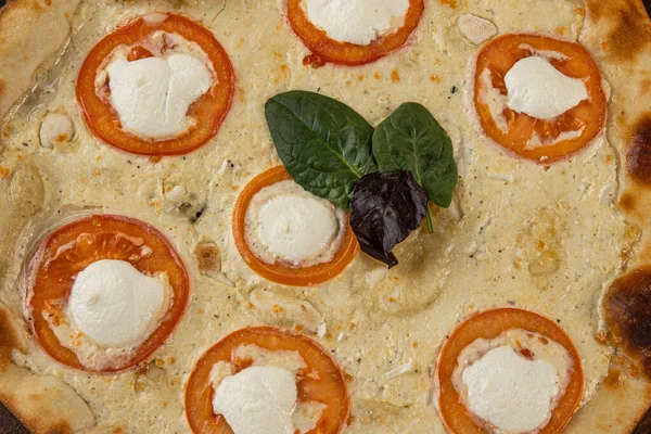 Ein Stück Heiße Pizza Auf Dem Holztisch — Stockfoto