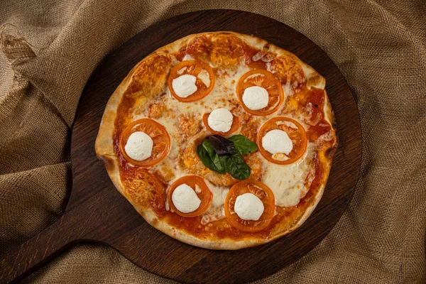Een Plakje Hot Pizza Houten Tafel — Stockfoto