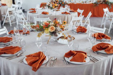 Misafir masasında düğün çiçeği buketi