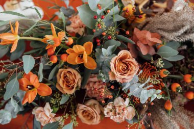 Misafir masasında düğün çiçeği buketi