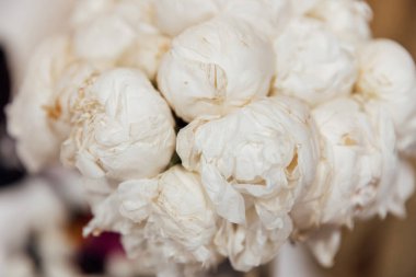 Misafir masasında düğün çiçeği buketi