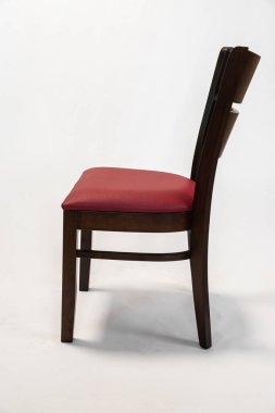 Kırmızı deri koltuklu koltuklar.