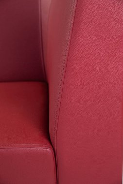 Kırmızı deri koltuklu koltuklar.