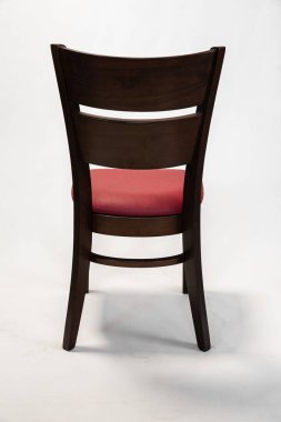 Kırmızı deri koltuklu koltuklar.