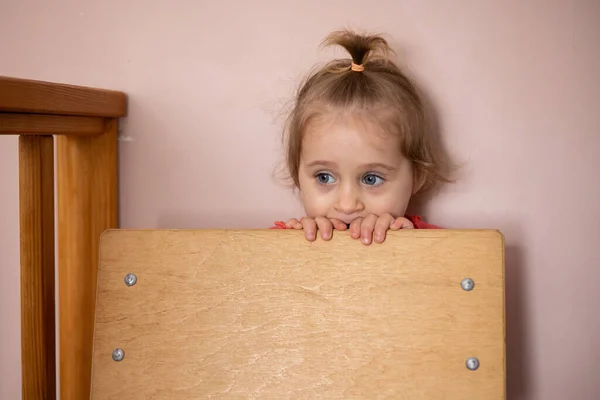 Bambina Con Giocattolo Mano — Foto Stock