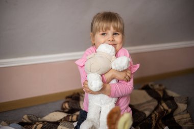 Elinde oyuncakla küçük bir kız