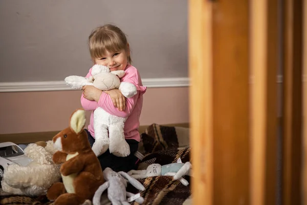 Bambina Con Giocattolo Mano — Foto Stock